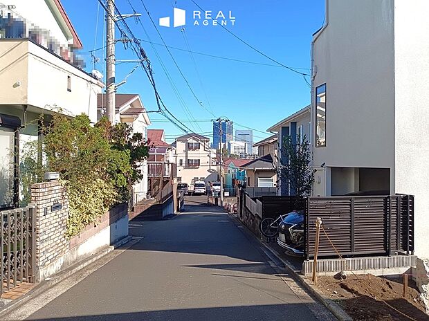 【現地・前面道路】不動産をご購入する上で道路付けはとても重要です。方位も大切ですが、建築基準法上のどの様な道路なのか、しっかりとご説明をさせて頂きます。