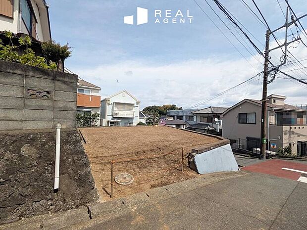 【現地撮影】ブルーライン「上永谷」駅徒歩約12分。南側含む角地のひな壇で開放感がございます。