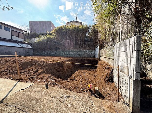 【現地撮影】敷地面積132m2超!各居室収納のついた4LDKは広さが十分な2階建て。主寝室は約7.0帖なのでご家族の寝室におすすめ!バルコニーと隣接しているので明るい日差しが入り、あたたかい空間に。