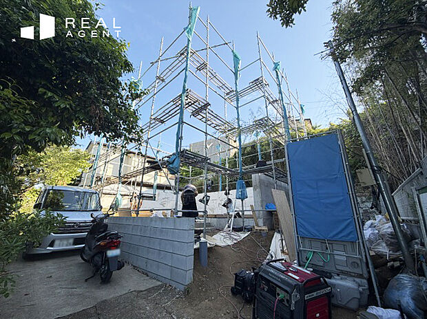 【現地撮影】敷地面積132m2超！各居室収納のついた4LDKは広さが十分な2階建て。主寝室は約7.0帖なのでご家族の寝室におすすめ！バルコニーと隣接しているので明るい日差しが入り、あたたかい空間に。
