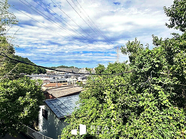 【眺望】第一種低層住居専用地域で穏やかな住環境。閑静な住環境でありながら駅にも近く、コンビニも徒歩約6分なので生活利便性も◎日当たりの良さにも注目してください!