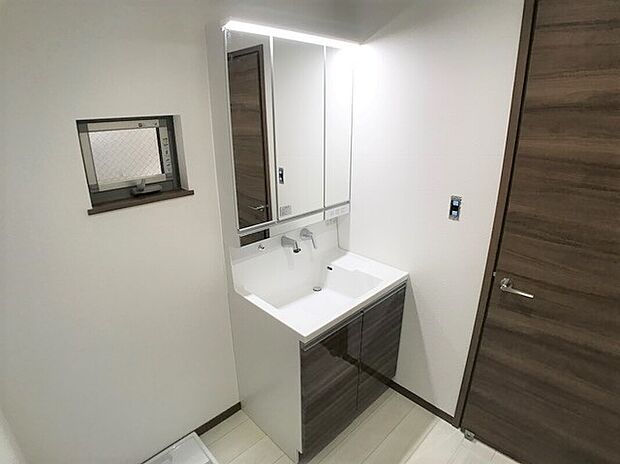 【同仕様完成施工例】生活を豊かにする充実の設備・仕様。心落ち着くカラーの内装。
ショールームにて、実際の仕様をご確認頂けます。お気軽にお問い合わせください。