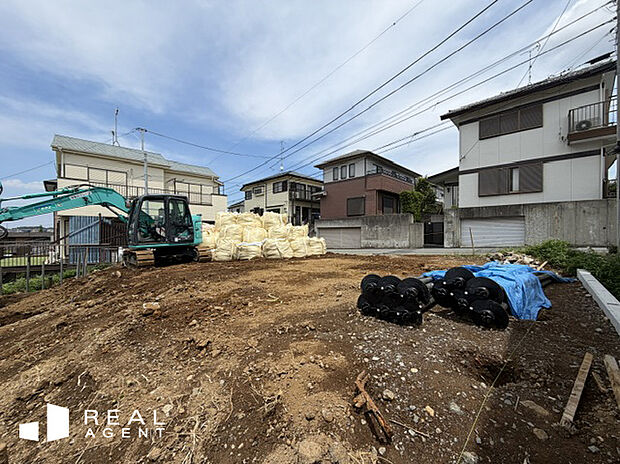 【現地撮影】上永谷駅徒歩約6分の交通利便性に優れる好立地です。南東側接道に付き、あたたかい光が射し込む明るい現地です。