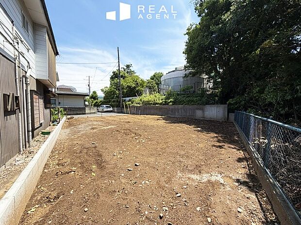 【現地撮影】散歩をしながら四季の移ろいを感じられる、穏やかな住環境です。公園も複数あり、お子様やペットとのお散歩も充実♪