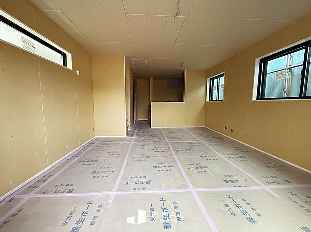 【B号棟リビング】ただいま内観施工中!約16帖のリビングは3面採光のため、通風採光ともに良好♪