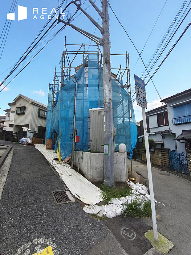 【現地前面道路】不動産をご購入する上で道路付けはとても重要です。方位も大切ですが、建築基準法上のどの様な道路なのか、しっかりとご説明をさせて頂きます。