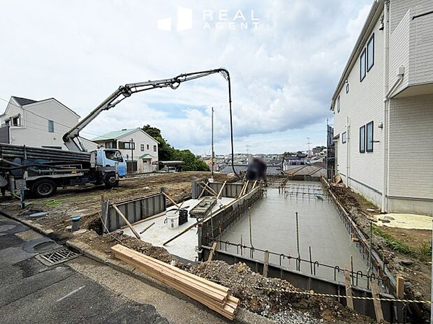 【現地前面道路】不動産をご購入する上で道路付けはとても重要です。方位も大切ですが、建築基準法上のどの様な道路なのか、しっかりとご説明をさせて頂きます。