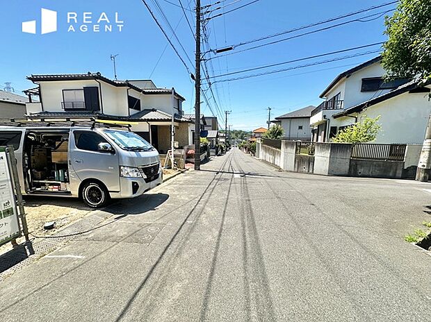 【現地前面道路】現地までのアプローチをしっかりとご説明させて頂きます。お車と徒歩のアプローチをご一緒しますので、なんなりとご質問下さい♪