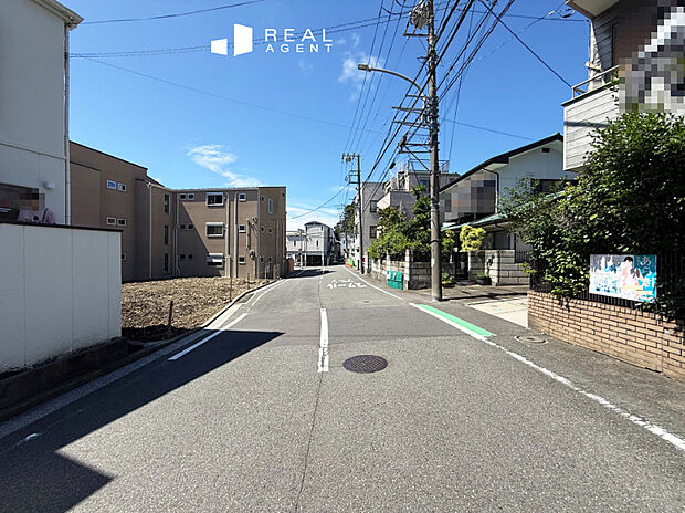 【現地外観写真】道路舗装もしっかりされているため自転車やベビーカーもすいすい通行できて安全です。