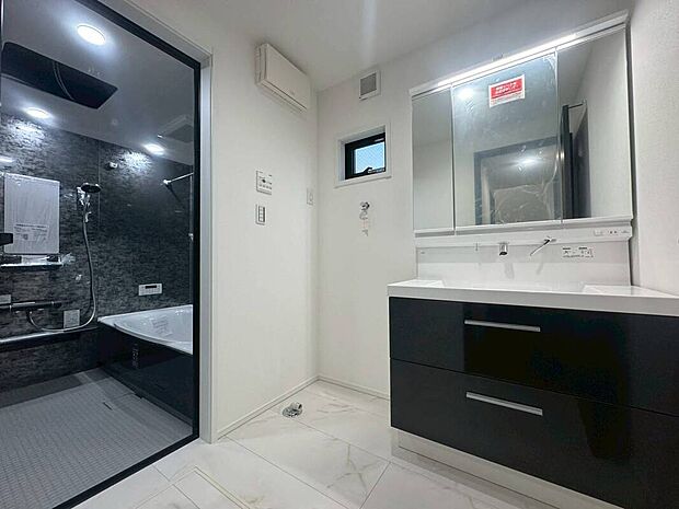 【同仕様完成施工例】生活を豊かにする充実の設備・仕様。心落ち着くカラーの内装。
ショールームにて、実際の仕様をご確認頂けます。お気軽にお問い合わせください。