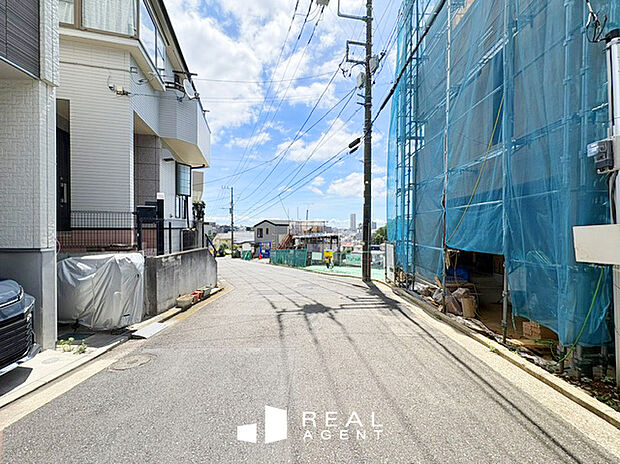 【現地前面道路】不動産をご購入する上で道路付けはとても重要です。方位も大切ですが、建築基準法上のどの様な道路なのか、しっかりとご説明をさせて頂きます。