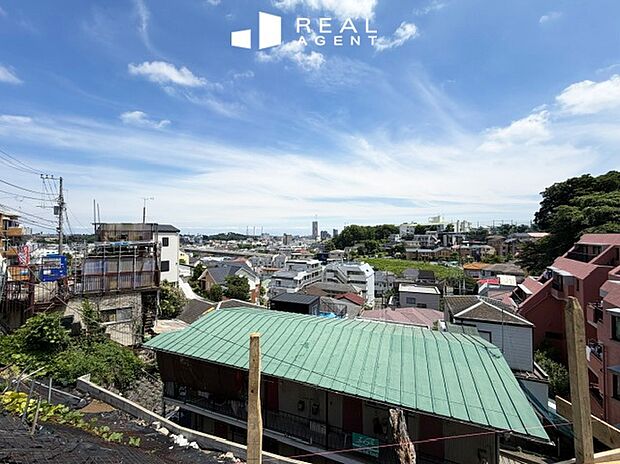 【現地眺望】開けた眺望で、緑豊かな景色と青空を感じることができます。