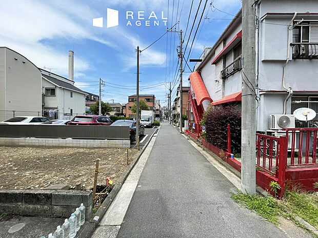 【現地前面道路】不動産をご購入する上で道路付けはとても重要です。方位も大切ですが、建築基準法上のどの様な道路なのか、しっかりとご説明をさせて頂きます。