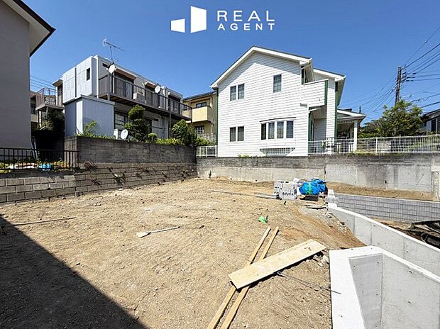 【現地撮影】東南側道路、ひな壇のため陽当りも良好！参考プランはお子様やペットと暮らすファミリー世帯も暮らしやすい4LDK！