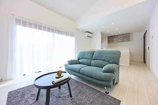 南向きの大きな窓から光が差し込む明るいLDK。