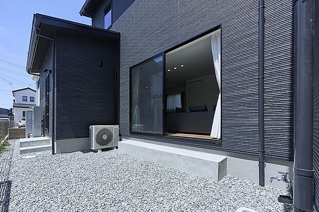 【プライベートガーデン】
道路から見えないので、洗濯物も気にせず干すことができ、またお子様も安心して遊ぶことができます！！