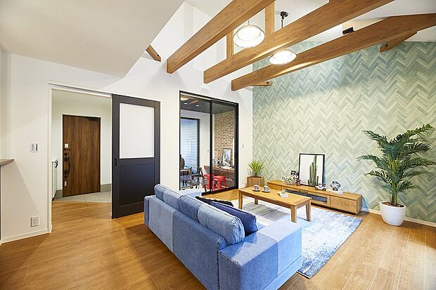 天井を斜めにした勾配天井は、海外の住宅にある開放的な空間をイメージしたもの。梁がアクセントとなり、ダイナミックな空間を演出しています。