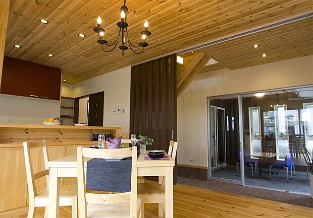 【建物プラン例(内観写真)】無垢材をふんだに使ったぬくもりのあふれるリビング。どう使うか、誰と集うか、何を置くか、愛車も喜ぶインナーガレージから、わくわくどきどきが始まります。リビングとガレージをつなぐ3帖の土間スペースは使い方色々。間切りの戸を開けると、リビングからガレージまでの大空間となります。 愛車を眺めながらの読書や、ご家族の趣味の空間として最適です。/当社施工例