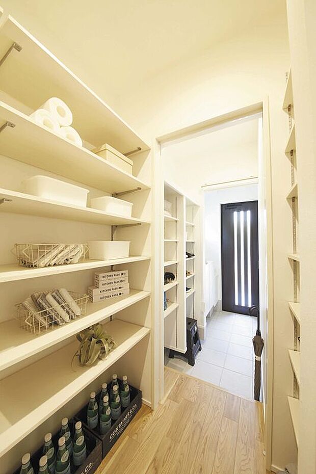 【【広畑モデルハウス】】玄関から一直線で収納できるので、荷物の運搬に便利。ミキサーやホットプレートなど調理家電置き場にも便利で、家庭で調理する機会も増えそう。
