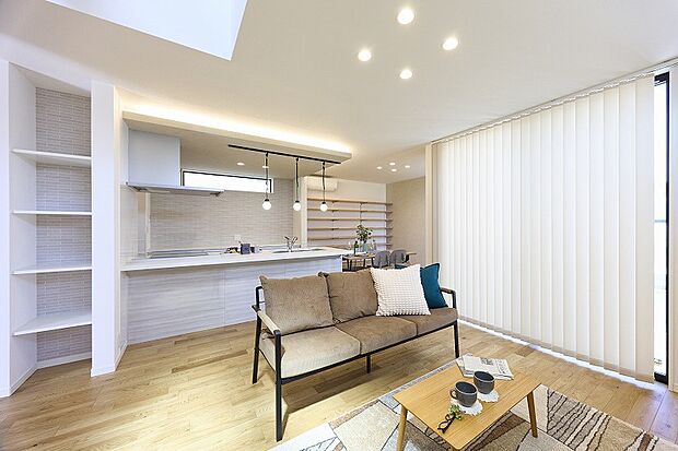 【リビング】（完成イメージ）白や木目を基調とした明るい空間。インテリアスタイルに合わせた家具、カーテン付きになっています。