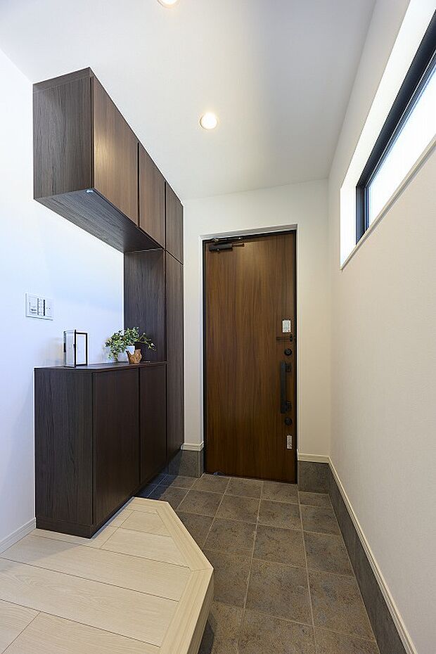 【玄関】防犯性能を極めた玄関ドアを使用した、便利で快適な玄関です。