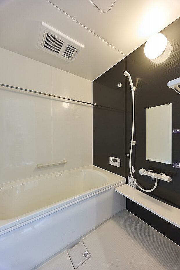 【浴室】サーモバス採用だから、お湯が冷めにくく、いつでも快適に。キレイサーモフロアで、床の汚れと冷たさの不満を同時に解決。