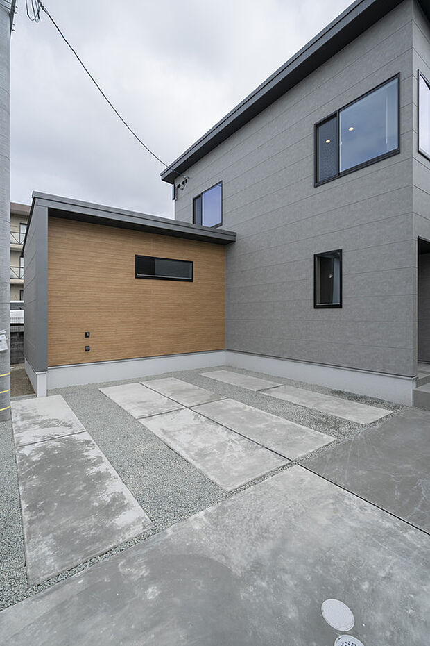 土地の特性を活かし、縦列駐車含め計４台駐車可能！