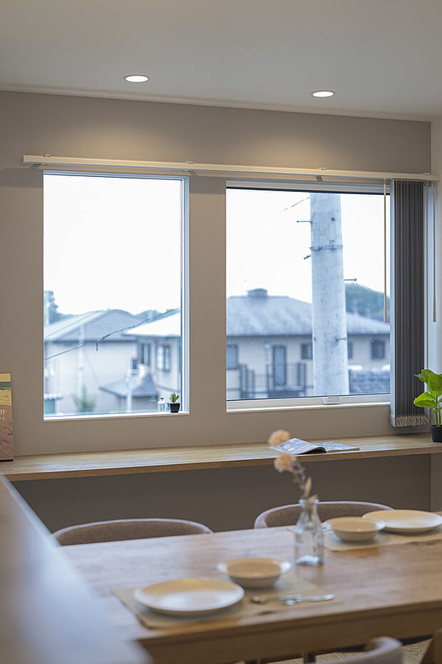 明るい光が差し込む2階リビング。