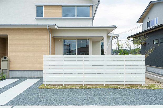 プライバシーを保つ目隠しフェンス