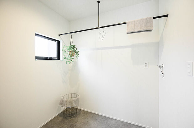 【脱衣室】脱衣室にはハンガーラックを設置し、室内干しもラクチン♪