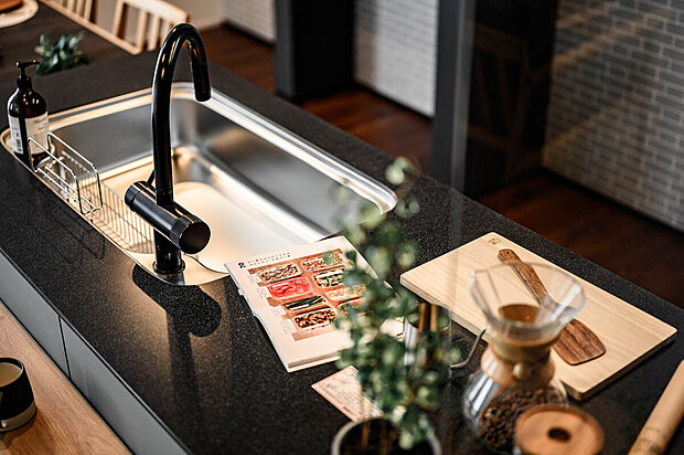 【キッチン】キッチンのワークトップはブラックストーンの人造大理石。