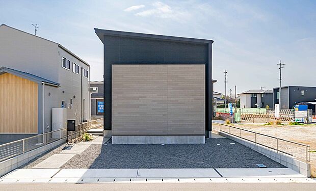 【外観】2トーンでメリハリのある外観