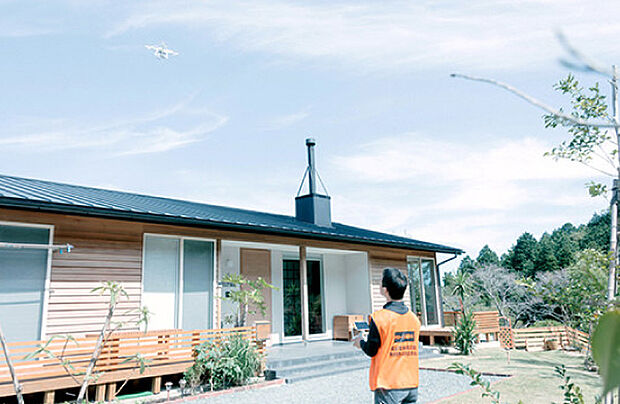 【ドローン点検】災害時の屋根や外壁の被害状況の確認を迅速に行うことができるドローン点検。人が屋根にのぼることができない状況でも被害状況を確認できるので修理を迅速に進めることができます。