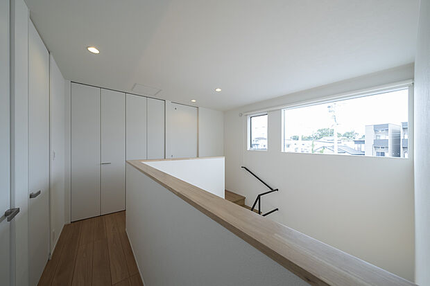 【2階ホール収納】階段を上がったところには、たっぷり収納できる壁面収納。