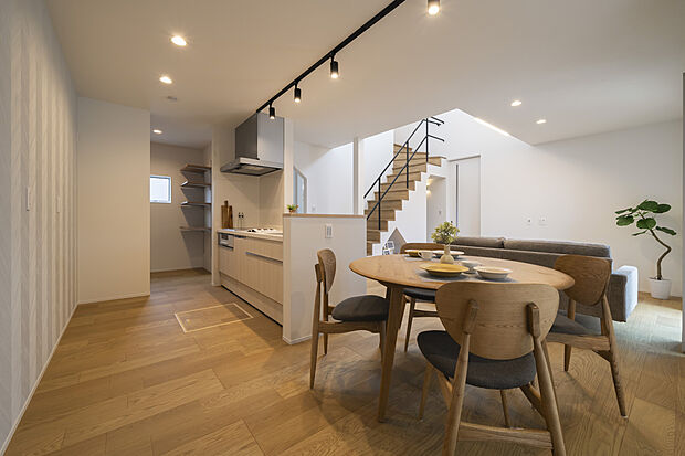 【リビング】キッチンからはリビング全体が見渡せます。