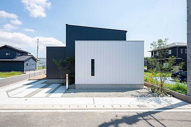 【駐車スペースは3台分】駐車スペースは広々なので、来客やライフスタイルの変化にも対応できます。