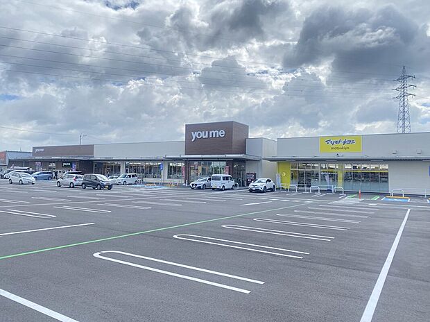 【ゆめモール合志はすぐ隣り!】買い物、食事などに便利なゆめモール合志は分譲地のすぐ隣り!徒歩で買い物に行けて便利です。