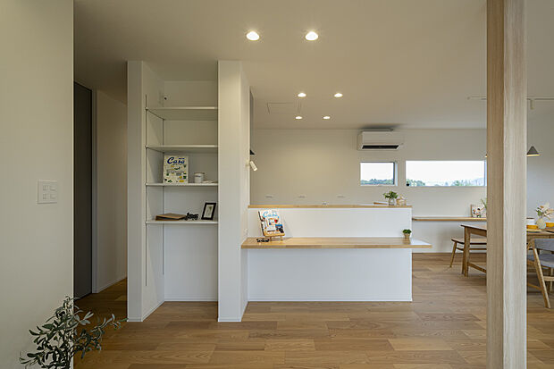 【キッチンまわり】キッチン前面に造作カウンター。横には飾って収納できる飾り棚。