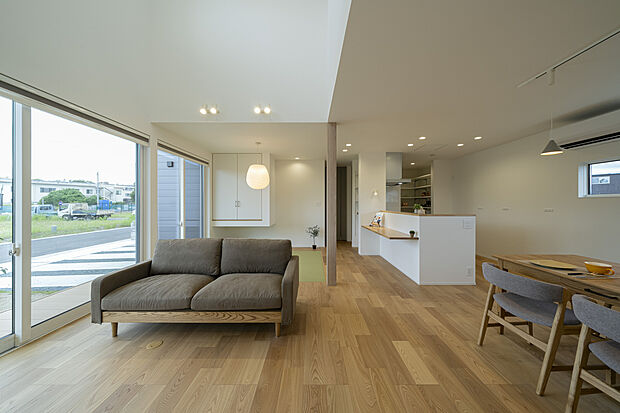 【リビング】19帖+4.5帖のタタミコーナー。