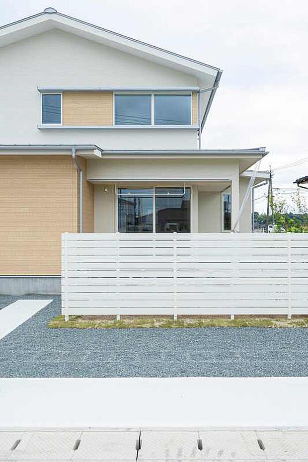 【目隠しフェンス】外観に調和した、プライバシーを保つ目隠しフェンス。