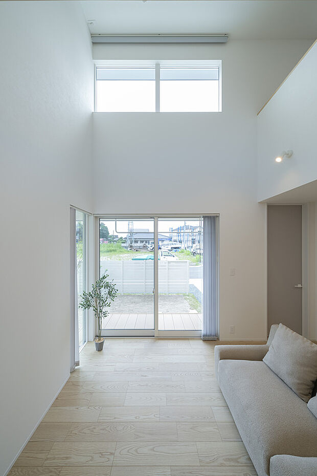 【リビング】吹き抜けの高窓からの採光が心地よい。
