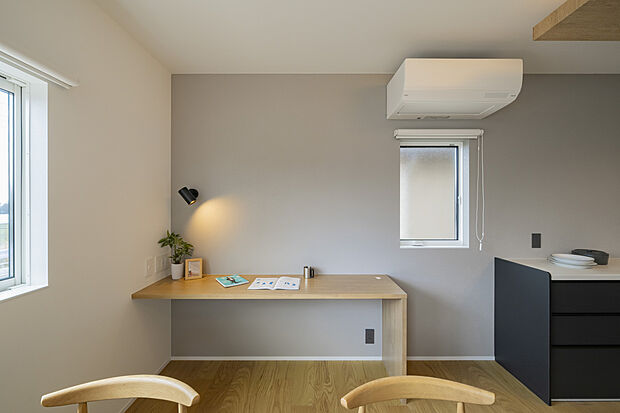 【造作カウンター】キッチン横にある造作カウンター。お子様の勉強スペースやパソコン作業に。