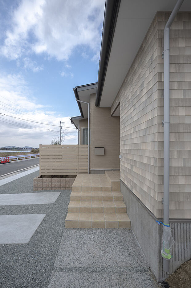 【玄関アプローチ】優しい印象のアプローチ