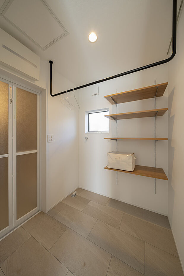 【脱衣室】ハンガーパイプがあるので部屋干しに便利。