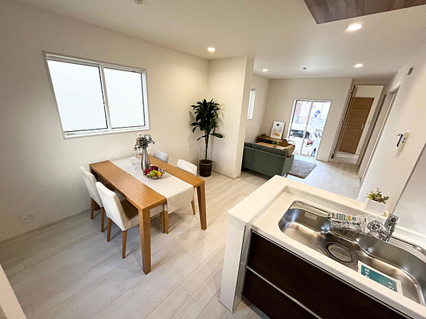 LDK15.625帖　1号棟　～くつろぎのLDK～家族団らんの時間も増えそうな、日当たり良好＆くつろぎのLDK♪家具も置きやすく開放的です。