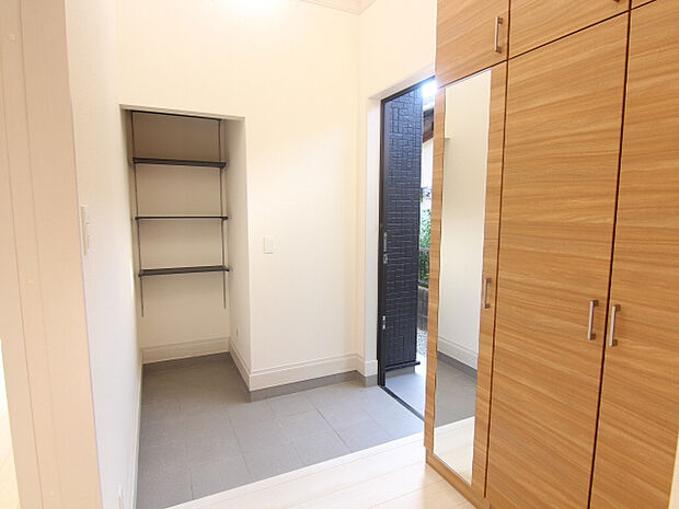 エントランス　1号棟　～エントランス～土間収納をご用意しているので玄関周りはいつもスッキリ整頓できますね。