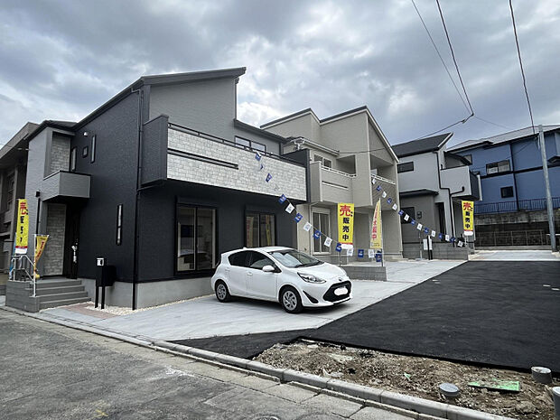 外観　左から1号棟・2号棟・3号棟前面道路:西4.0m 公道　撮影時:2026年3月下旬