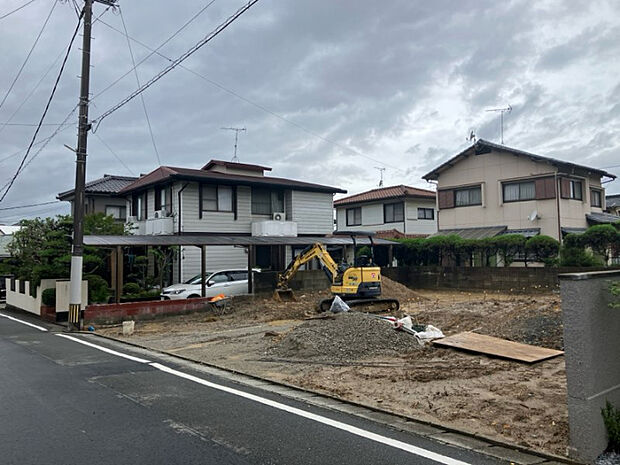 現地写真　撮影時期:2026年6月下旬建物完成予定:2026年10月中旬