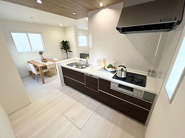 【キッチン　1号棟】～広々キッチン～対面式で家族との距離も近く、キッチンにいながら家族時間を満喫！