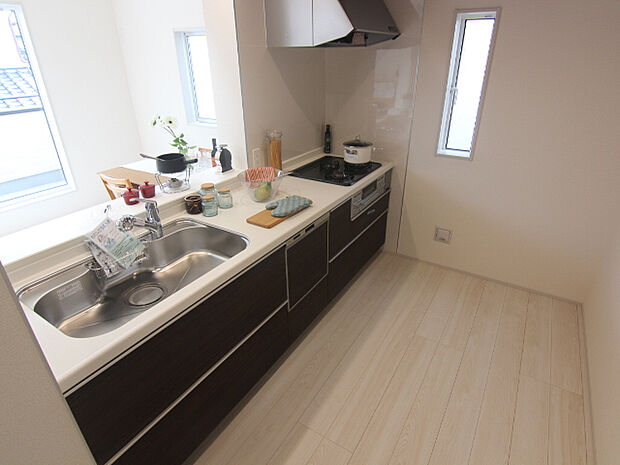 【LDK15.75帖　2号棟】～くつろぎのLDK～家族団らんの時間も増えそうな、日当たり良好＆くつろぎのLDK♪家具も置きやすく開放的です。